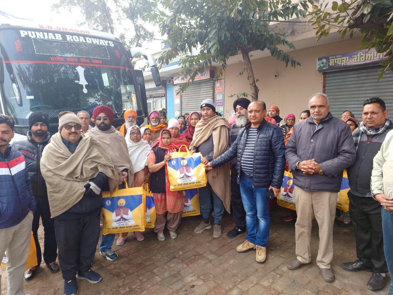 तीर्थयात्रा के तहत बस रवाना हुई